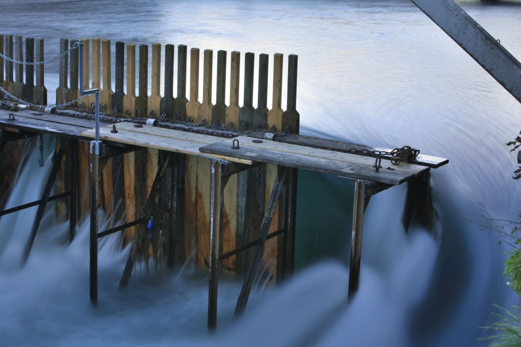 Historic needle weir on the Reuss River, Lucerne, Switzerland AKY6NY Historic needle weir on the Reuss River, Lucerne, Switzerland